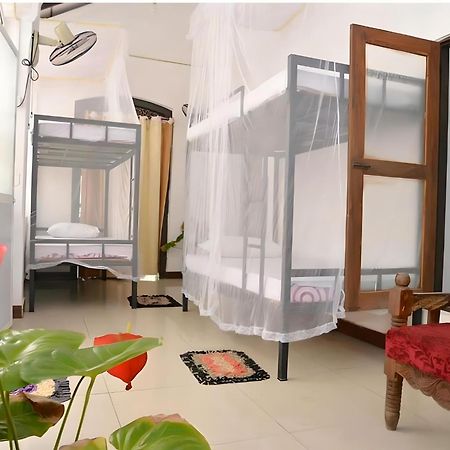 Traveller'S Hostel Хикадува Екстериор снимка