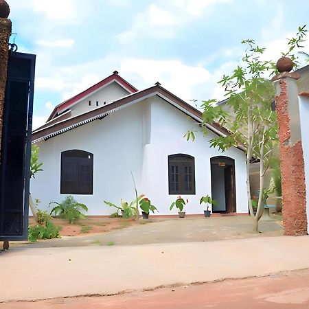 Traveller'S Hostel Хикадува Екстериор снимка