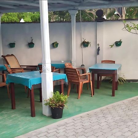 Traveller'S Hostel Хикадува Екстериор снимка