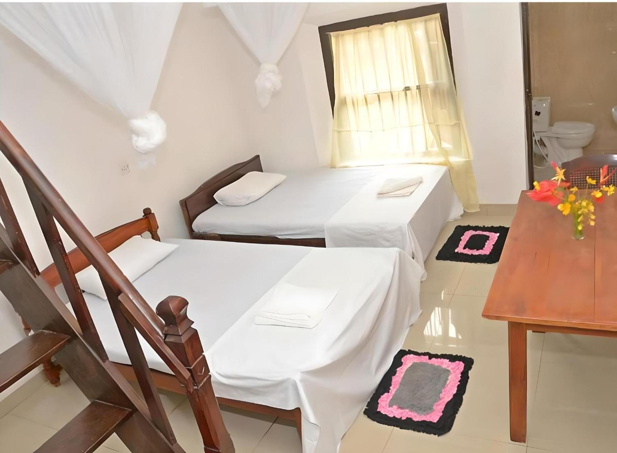Traveller'S Hostel Хикадува Екстериор снимка