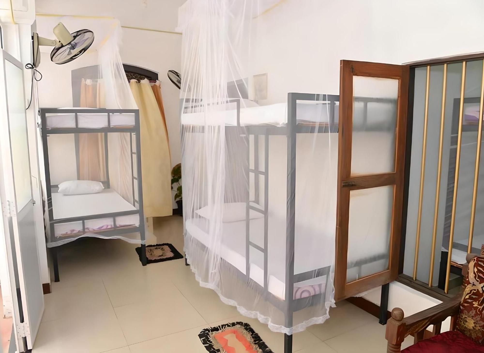 Traveller'S Hostel Хикадува Екстериор снимка