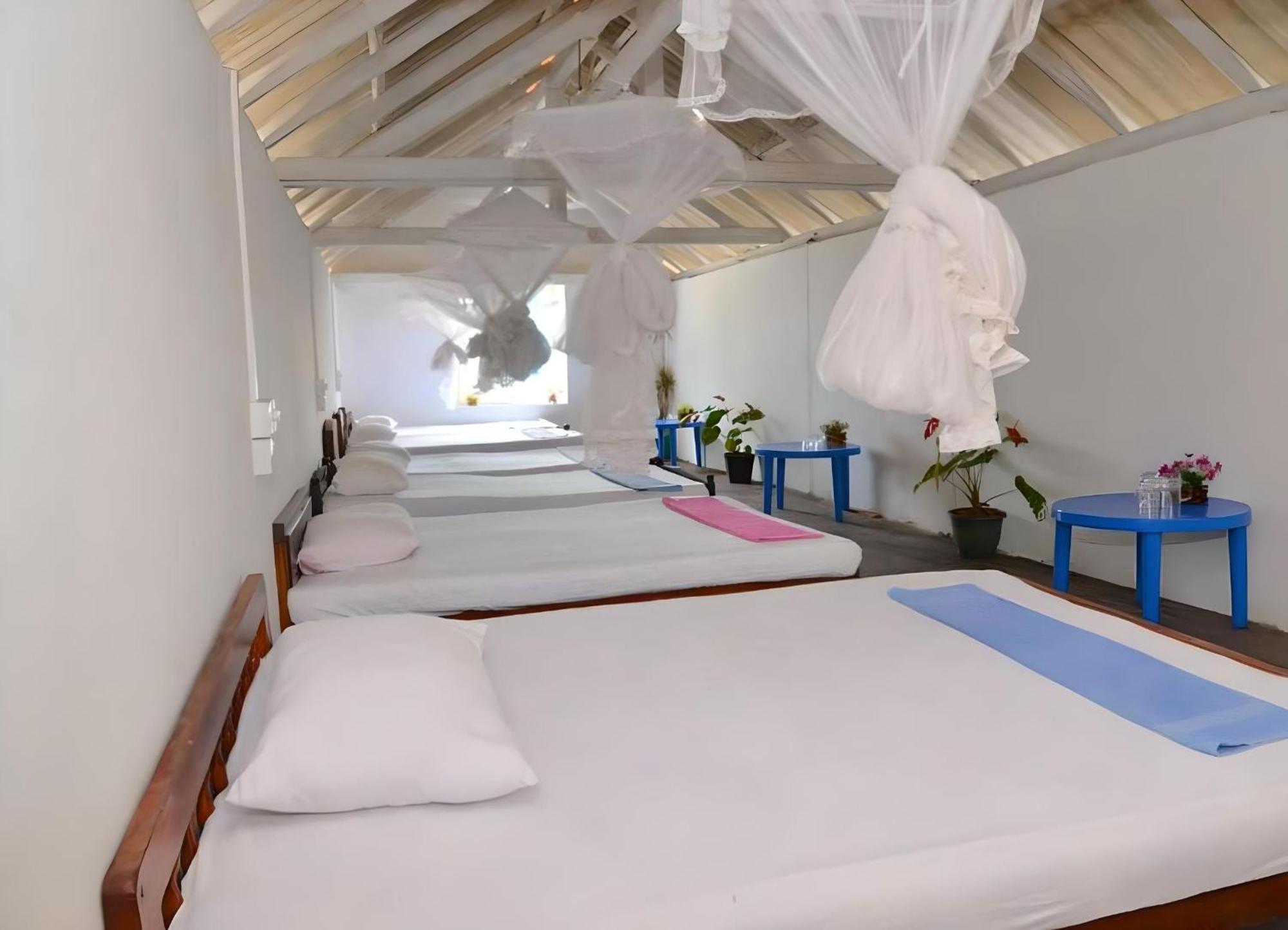 Traveller'S Hostel Хикадува Екстериор снимка