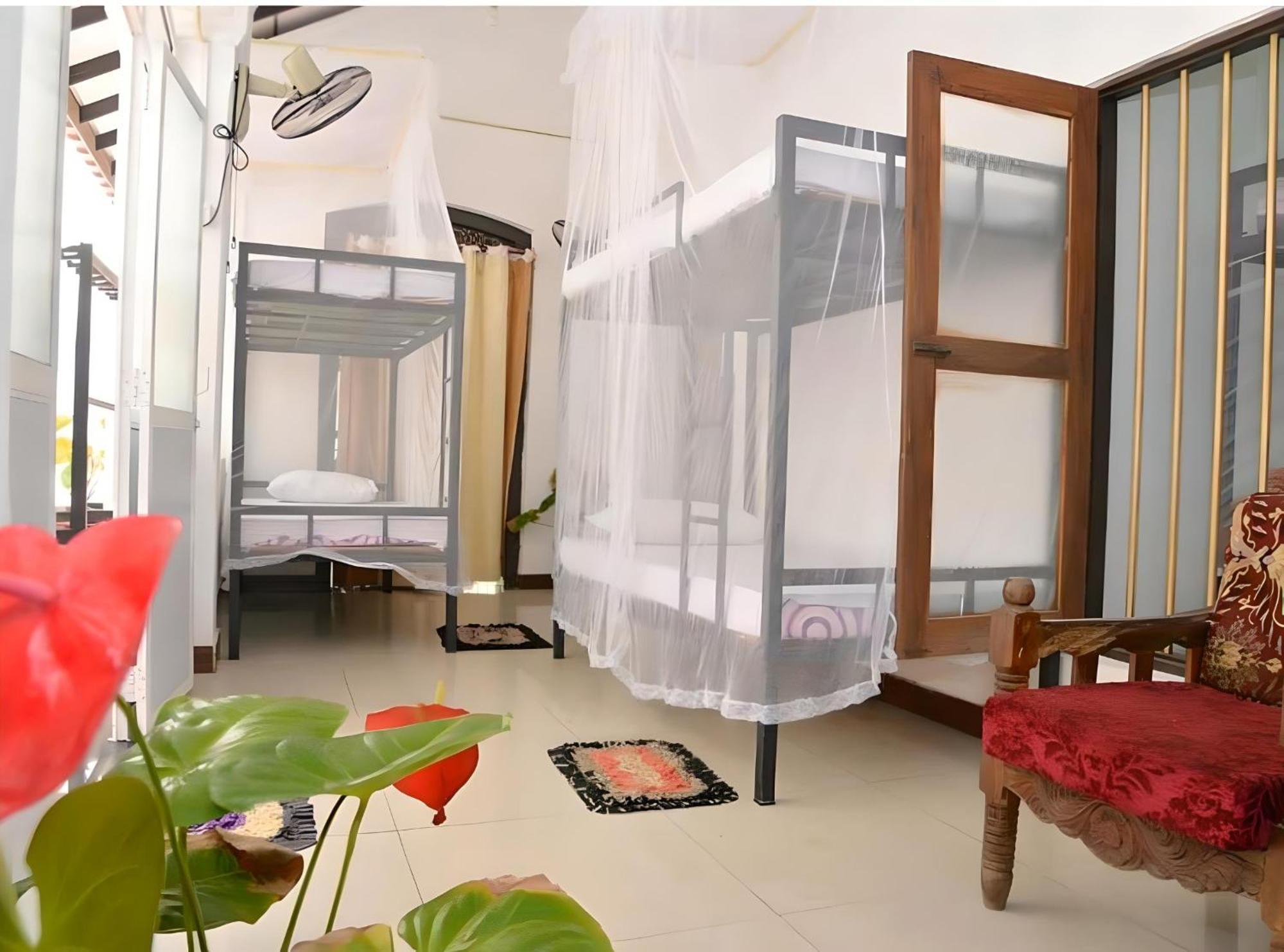 Traveller'S Hostel Хикадува Екстериор снимка