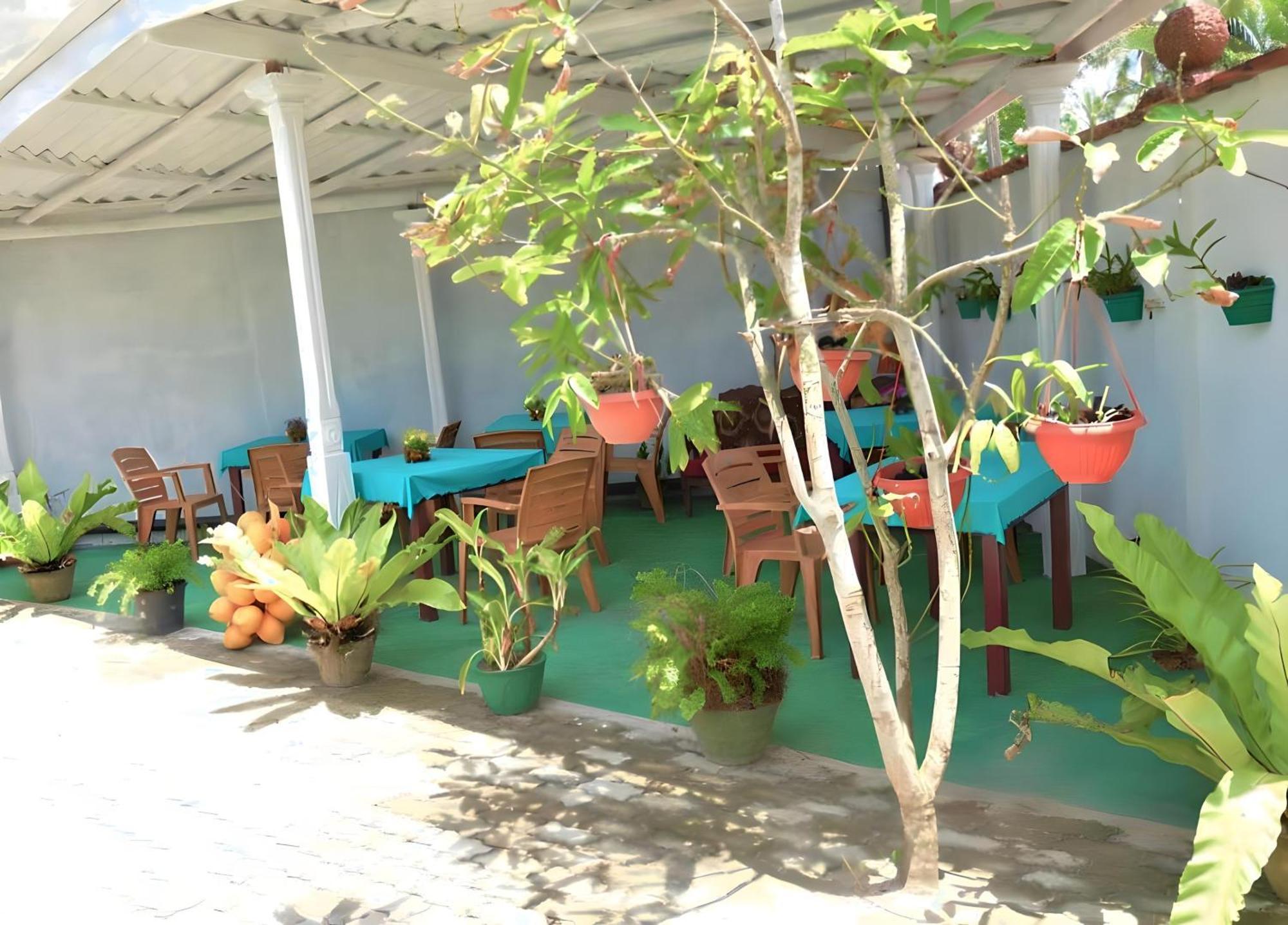 Traveller'S Hostel Хикадува Екстериор снимка