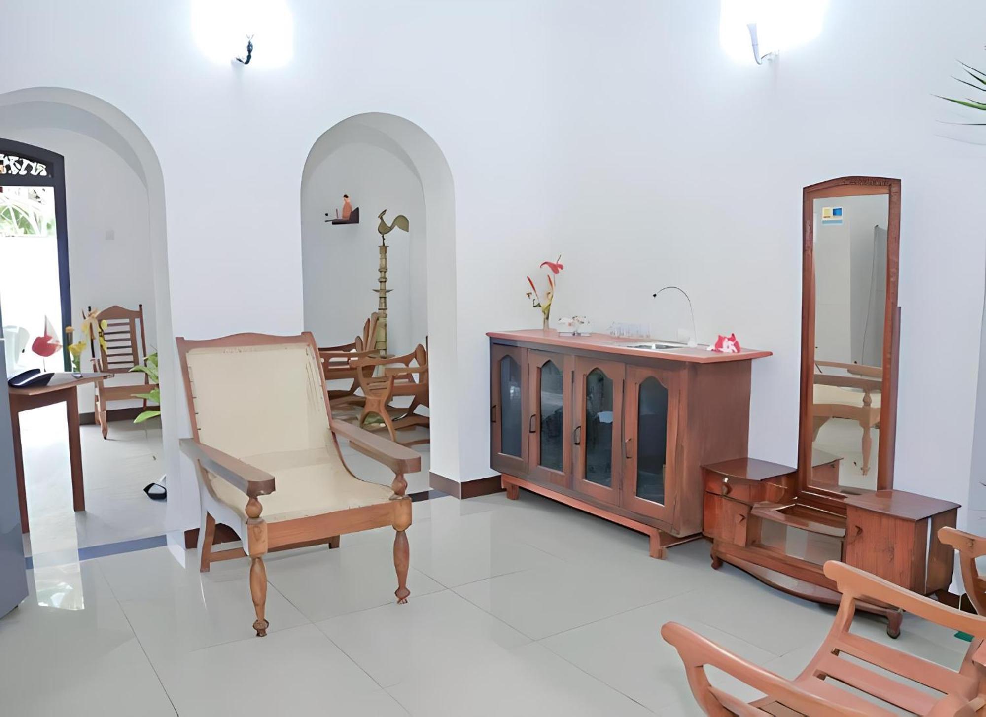 Traveller'S Hostel Хикадува Екстериор снимка