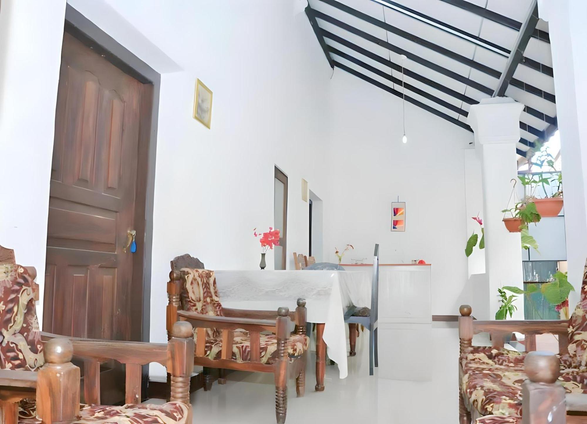 Traveller'S Hostel Хикадува Екстериор снимка