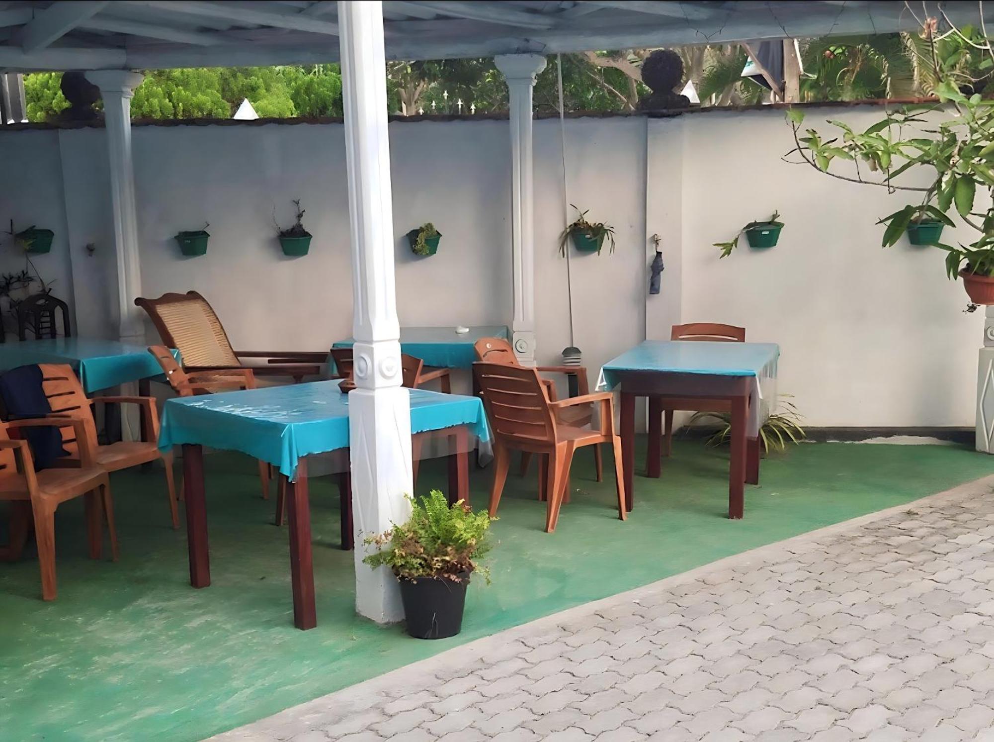 Traveller'S Hostel Хикадува Екстериор снимка